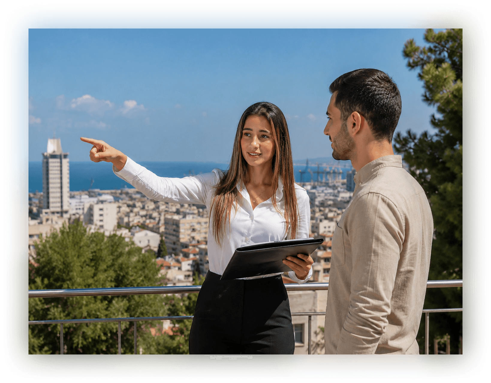 טל רשתי בסיור נכס מצביעה על קו הרקיע של חיפה מול לקוח
